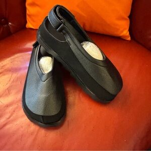 Black V-front shoe, 6 X-Wide